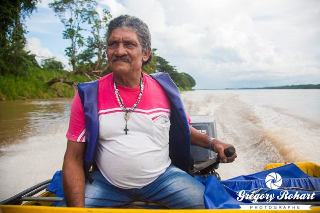 En lancha sur le fleuve Amazone