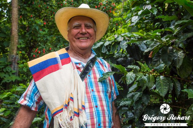 Luis Edouardo Zapata , le propriétaire de la Gabriela, en tenue traditionnelle des producteurs de café.