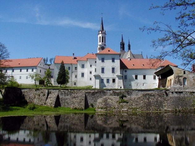 Les ruines du château de Wittinghausen, le couvent de Vissy Brod… bien des sites intéressants à visiter dans le parc ou à proximité.