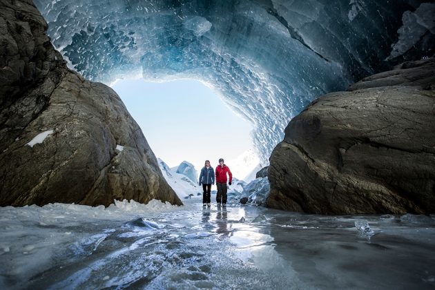 Plusieurs grottes dans le glacier sont accessibles directement au bord des pistes.