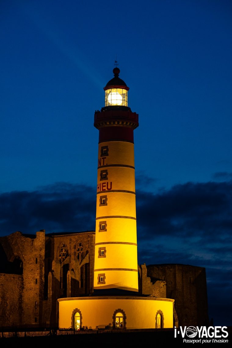 Construit en 1835 sur les ruines d'une abbaye, le phare de la pointe Saint-Mathieu prévient de leur approche dans la rade de Brest.