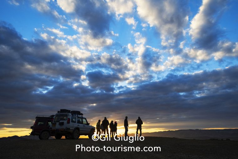 Touristes et 4x4 devant coucher de soleil dans le Mitzpe Ramon