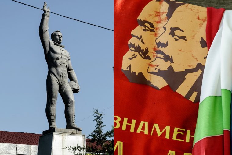 Double photo avec statue et fanions soviétiques