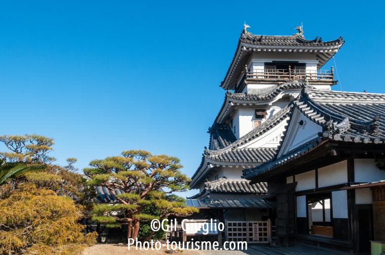Château japonais sur ciel bleu