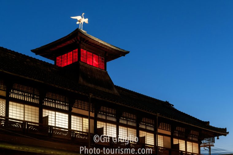 Temple au crépuscule sur ciel bleu