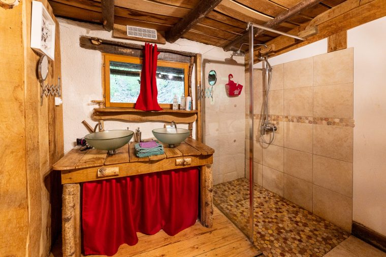 Salle de bain de la Cachette de Frodon, camping de Pierrefonds
