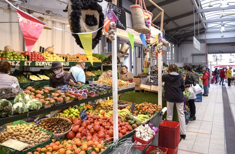 Étale fruits et légumes dans marché couvert