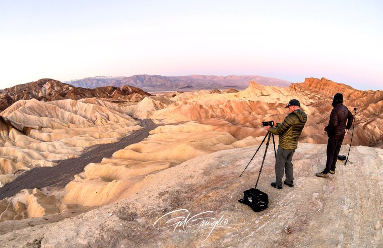 Photographes devant paysage de désert