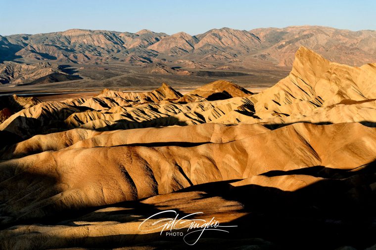 Lumière matinale sur dunes et montagnes du désert