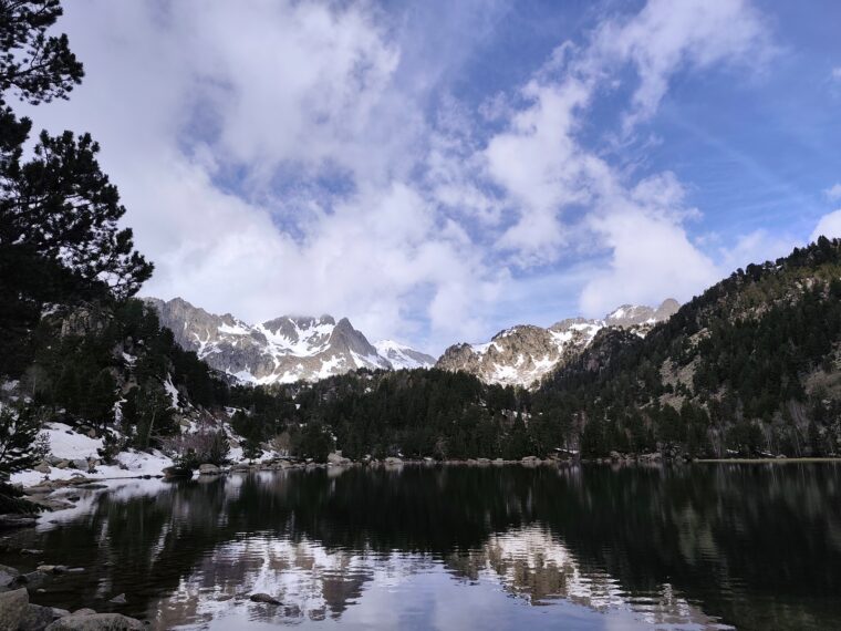 Le lac de Ratera, au pied du sommet du même nom.