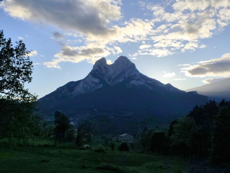 Les pics jumeaux de Pedraforca dessinent une fourche.