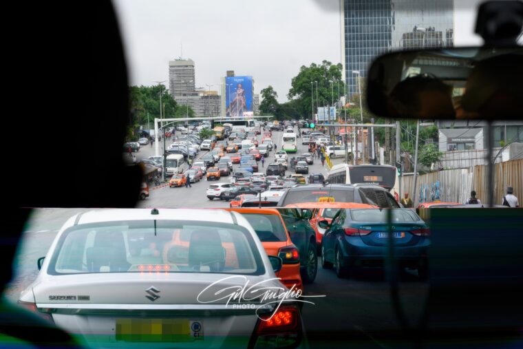Les embouteillages d’Abidjan font partis de la vie quotidienne. Photo : Gil Giuglio