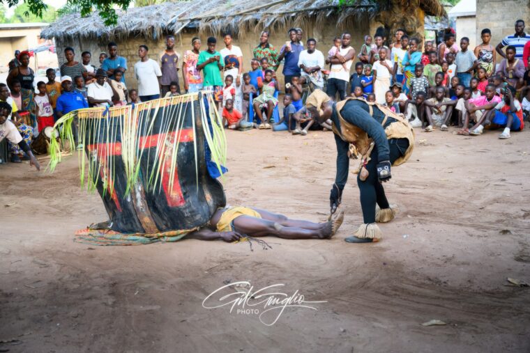 Chorégraphie Zaouli qui est l’une des nombreuses danse encore très vivante dans les villages du nord et du centre de la Côte d’Ivoire. Photo : Gil Giuglio