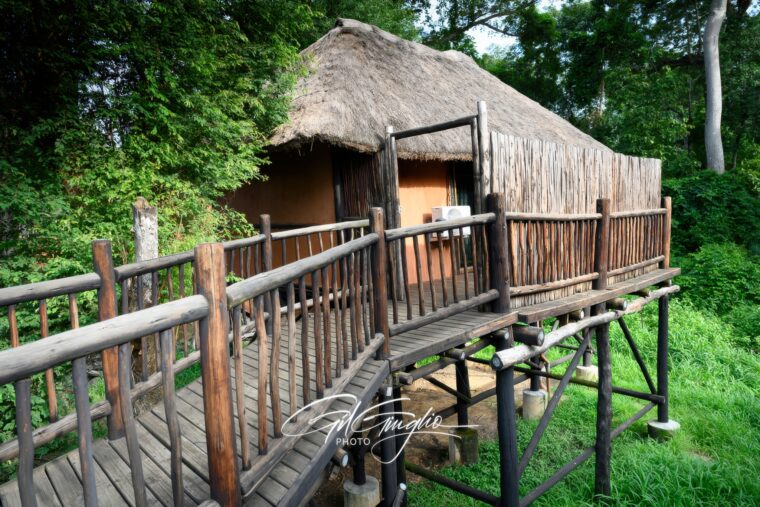 Non loin de Bouaké, le paisible N’Zi river lodge avec ses hébergements sur la rivière N’Zi. Photo : Gil Giuglio