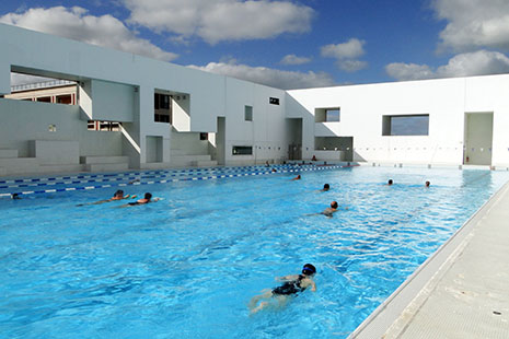 La superbe piscine dessinée par Jean Nouvel, les Bains des Docks au Havre, comporte aussi un bassin extérieur en service toute l'année