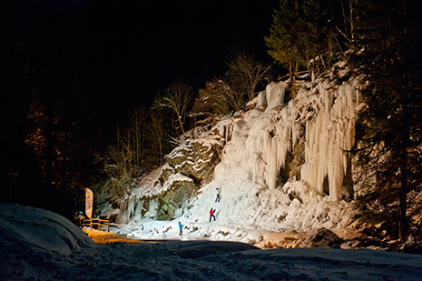 Une cascade de glace haute d’une quarantaine de mètres, éclairée la nuit. Le village possède aussi une superbe patinoire naturelle, en plein centre. (Photo ZIR)