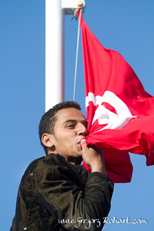 Egyptien fuyant la Libye et embrassant le drapea tunisien en signe de remerciement